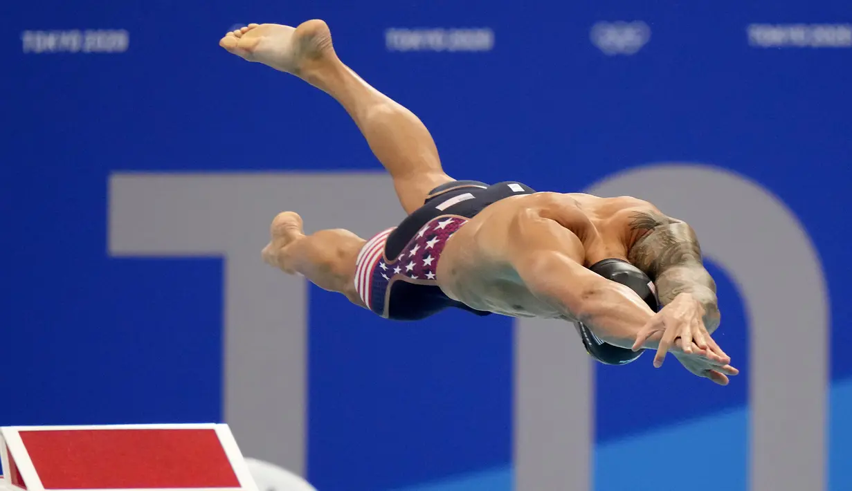 Perenang Amerika Serikat Caeleb Dressel terjun dari blok start dalam final gaya bebas 50 meter putra Olimpiade Tokyo 2020 di Tokyo, Jepang, 1 Agustus 2021. Dressel meraih tiga medali emas dari nomor perseorangan dan dua dari beregu. (AP Photo/David Goldman)