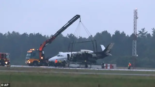 Pesawat jet pribadi yang membawa manajer dan kru penyanyi Pink kecelakaan hingga terbakar saat mendarat di Denmark. (AP)