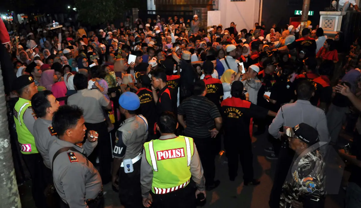Kepolisian gabungan Polres Jakarta Timur dan Polsek Duren Sawit terlihat mengamankan acara tahlilan 40 hari meninggalnya Olga Syhaputra di kediaman orang tua Olga di kawasan Duren Sawit, Jakarta, Rabu (6/5/2015). (Liputan6.com/Panji Diksana)