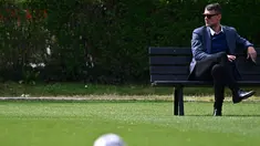 Direktur Teknik AC Milan, Paolo Maldini memantau langsung latihan jelang pertandingan leg pertama perempat final Liga Champions 2022/2023 antara AC Milan melawan Napoli yang berlangsung di Milanello training center, Carnago, Milan, Selasa (11/4/2023). (AFP/Gabriel Bouys)