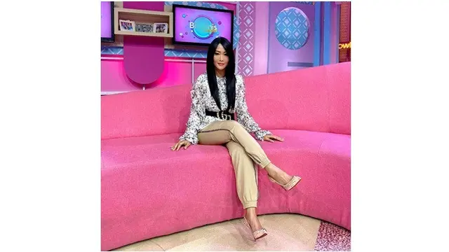 Sering Ganti Model Rambut, Ini 6 Gaya Inul Daratista dengan Wig Berwarna Hitam
