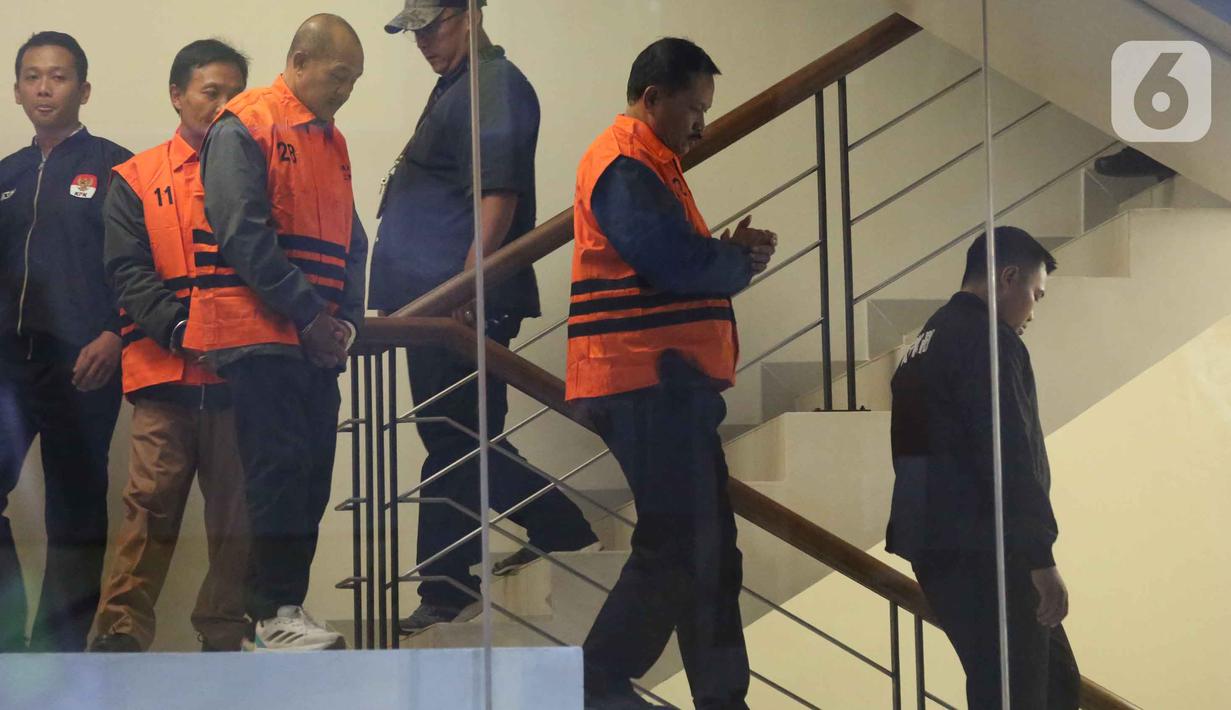 Maidi diduga menerima sejumlah uang dari beberapa pihak terkait pemerasan dengan modus dana CSR sebesar Rp350 juta. Tampak dalam foto, Wali Kota Madiun, Maidi (kedua kanan) dijaga petugas saat menuju mobil tahanan usai pemeriksaan intensif di Gedung Merah Putih Komisi Pemberantasan Korupsi (KPK0, Jakarta, Selasa (20/1/2026).(Liputan6.com/Helmi Fithriansyah)