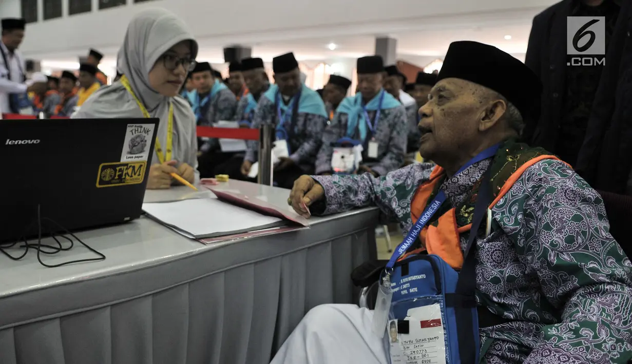 Salah seorang calon jemaah haji lansia menjalani tes kesehatan di Asrama Haji Pondok Gede, Jakarta, Senin (16/7). Kloter 1 Embarkasi Jakarta-Pondok Gede akan diberangkatkan ke Arab Saudi pada Selasa (17/7). (Merdeka.com/Iqbal Nugroho)