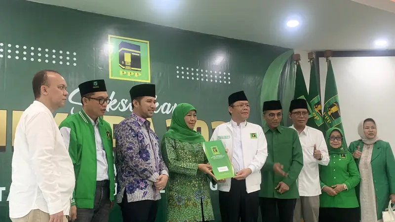 Plt Ketua Umum PPP Mardiono menyerahkan langsung surat rekomendasi pada pasangan Khofifah Indar Parawansa dan Emil Dardak untuk maju di Pemilihan Kepala Daerah atau Pilkada Jatim 2024.