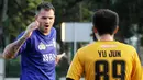 Pelatih Bhayangkara Fc, Simon McMenemy, memberikan arahan pada Lee Yu-Jun, saat latihan jelang laga perdana Liga 1 di Lapangan ABC Senayan, Jakarta, Senin (19/3/2018). Bhayangkara FC akan berhadapan dengan Persija Jakarta. (Bola.com/Asprilla Dwi Adha)