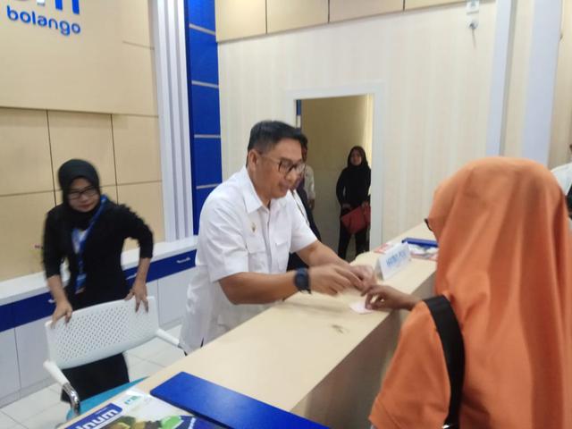 Ketika Bupati Bonebol Jadi Kasir Pdam Regional Liputan6 Com