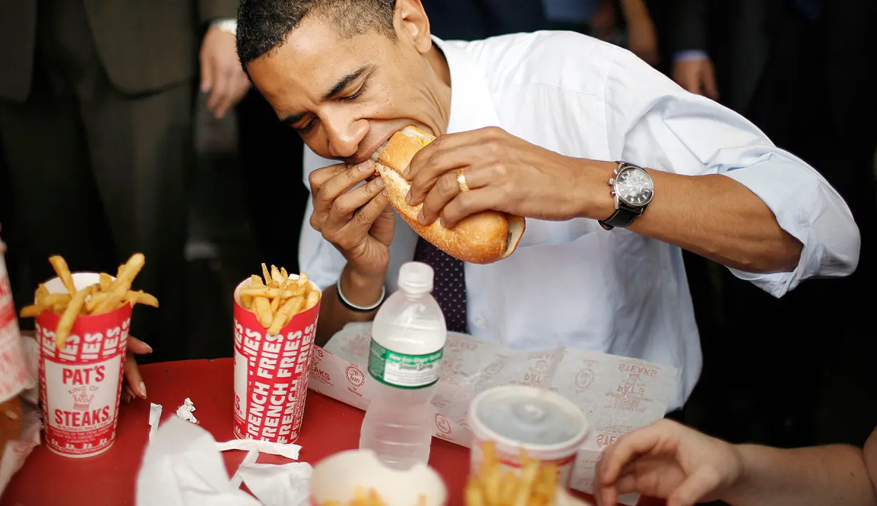 Bahkan Obama pun nggak kalah lahap saat makan fast food, guys! (usmagazine.com)