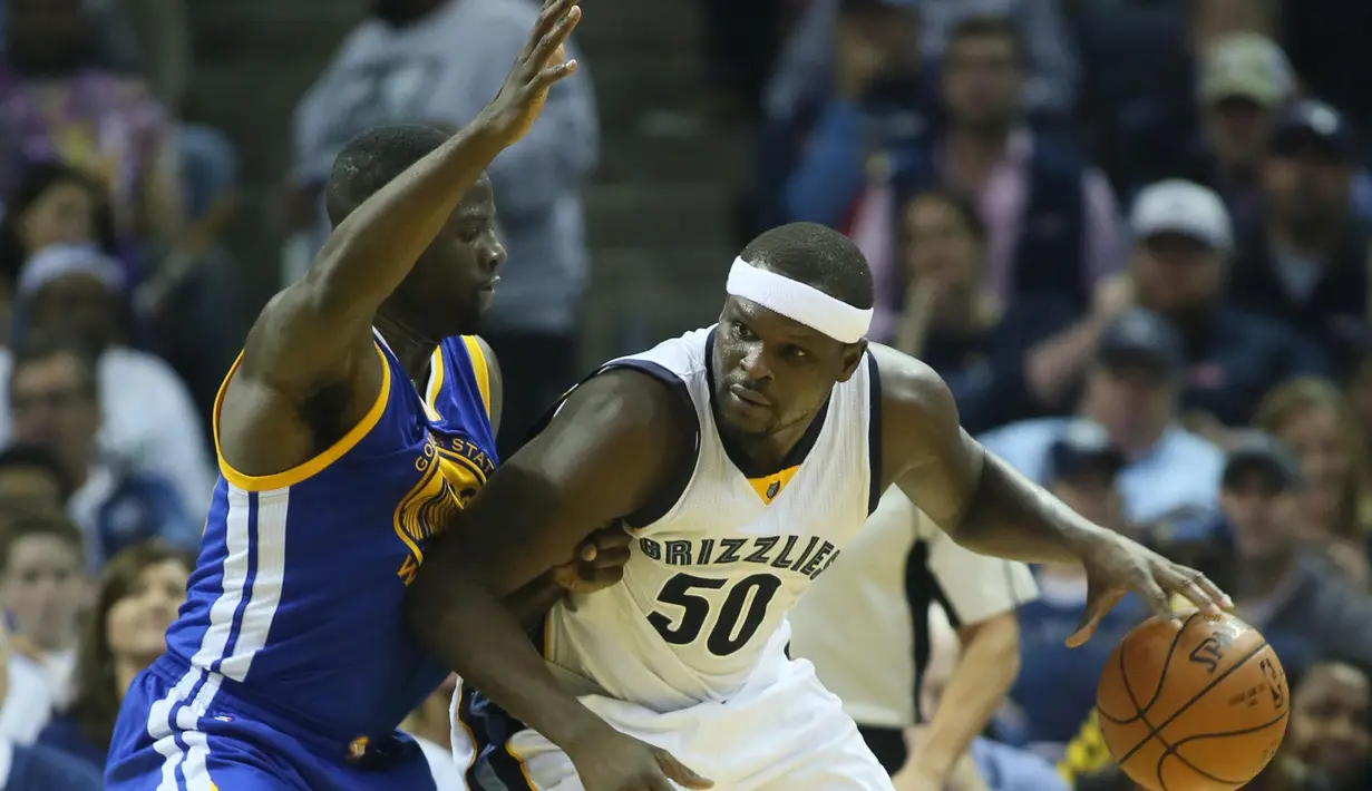 Pebasket Memphis Grizzlies Zach Randolph (kanan) menggiring bola saat dihadang pebasket Golden State Warriors Draymond Green di FedExForum, Memphis,Kamis (12/11/2015).. Golden State kalahkan Memphis 100-84. (Reuters/Nelson Chenault-USA TODAY Sports)