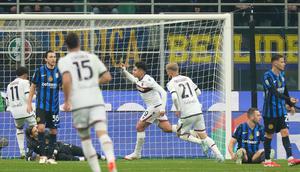 Dua gol Inter Milan masing-masing dicetak Denzel Dumfries dan Lautaro Martinez. Bologna memaksakan hasil imbang lewat aksi Santiago Castro dan Emil Holm. (AP Photo/Luca Bruno)