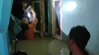 Petugas BPBD Kabupaten Cirebon mengevakuasi anak-anak yang terjebak banjir di Cirebon Timur. (Iat)