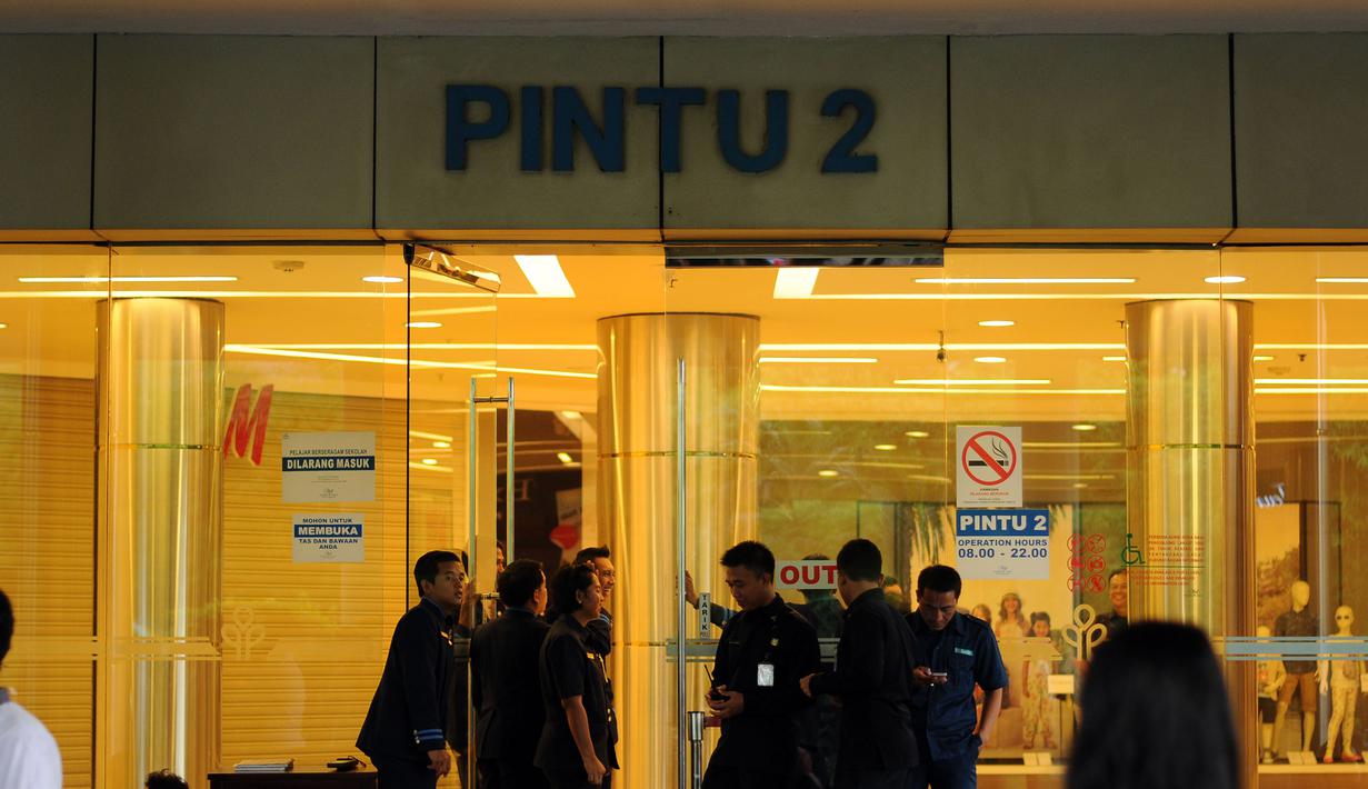 Sejumlah petugas keamanan pertokoan Pondok Indah Mall 1 Jakarta berjaga di depan pintu 2 Pondok Indah Mall 1 Jakarta. Sebuah ruangan di lantai 2 Pondok Indah Mall (PIM) I, Jakarta, terbakar, Senin (20/4/2015). (Liputan6.com/Helmi Fithriansyah)