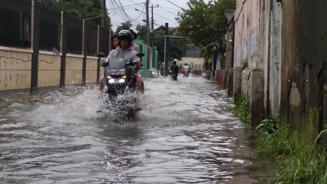 Warga berjalan menerobos banjir setinggi satu meter di Perumahan Rawalumbu Utara BBU Pasar Burung, Kota Bekasi. Foto: Liputan6.com/Bam Sinulingga)