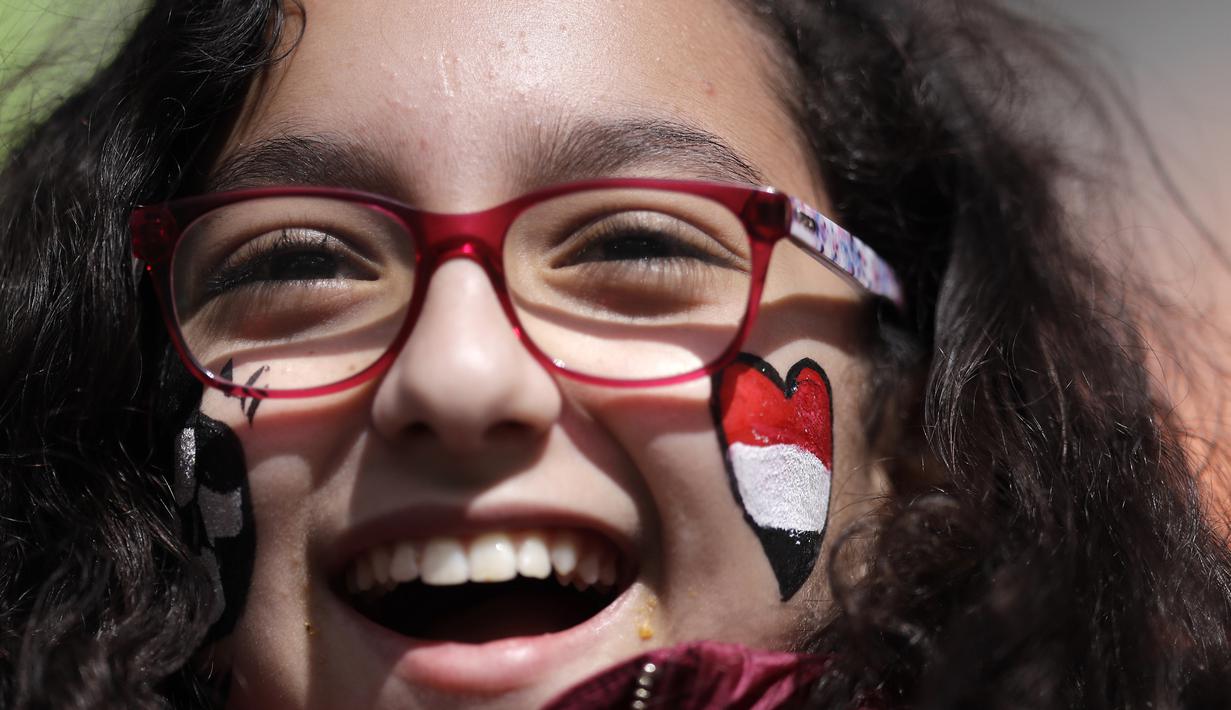 Seorang suporter Mesir tertawa saat akan menonton laga Grup A Piala Dunia melawan Uruguay di Stadion Ekaterinburg, Yekaterinburg, Jumat (15/6/2018). Terakhir kali Mesir lolos ke Piala Dunia tahun 1990. (AP/Natacha Piserenko)