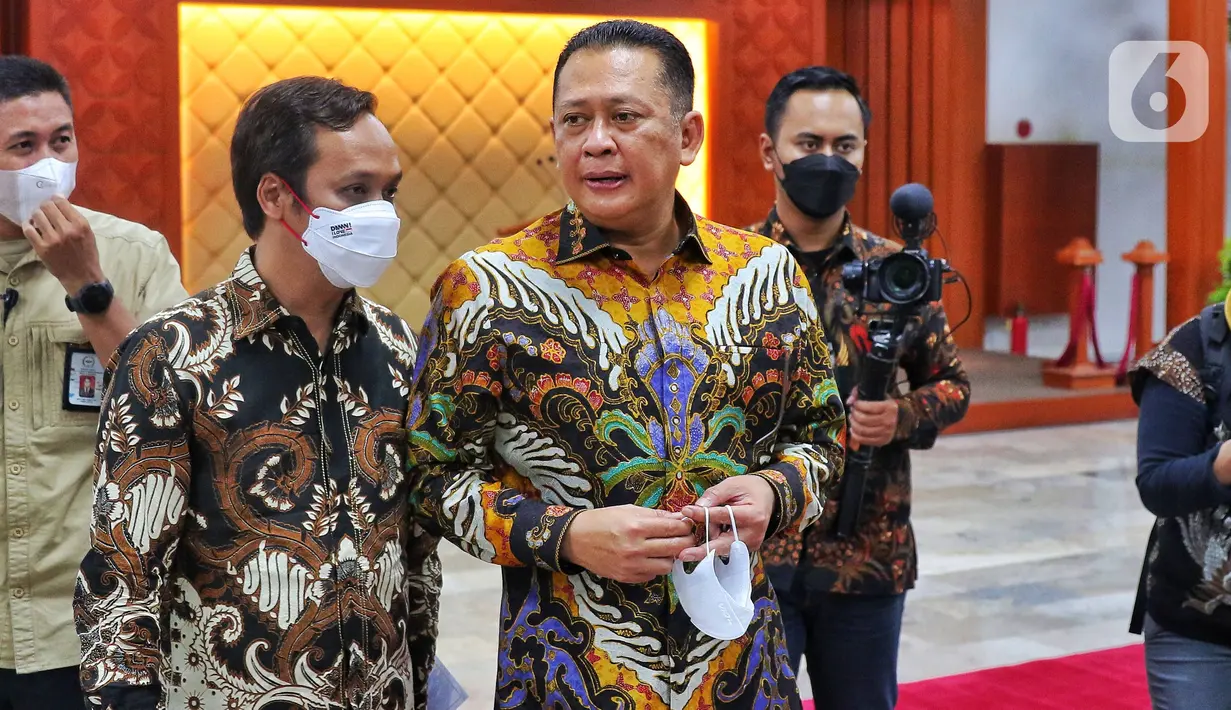 Ketua MPR, Bambang Soesatyo usai memperingati Hari Konstitusi dan HUT MPR ke-77 di Jakarta, Kamis (18/8). Acara tersebut bertemakan Konstitusi Sebagai Pijakan Bagi Kebangkitan Ekonomi dan Politik Global Pasca Pandemi. (Liputan6.com/Angga Yuniar)