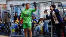 Mantan kiper Kolombia, Oscar Cordoba berinteraksi dengan fans dalam laga bertajuk Legends Soccer Match untuk merayakan ulang tahun Diego Maradona di American Dream Mall, East Rutherford, New Jersey, pada 30 Oktober 2025. (AFP/Kena Betancur)