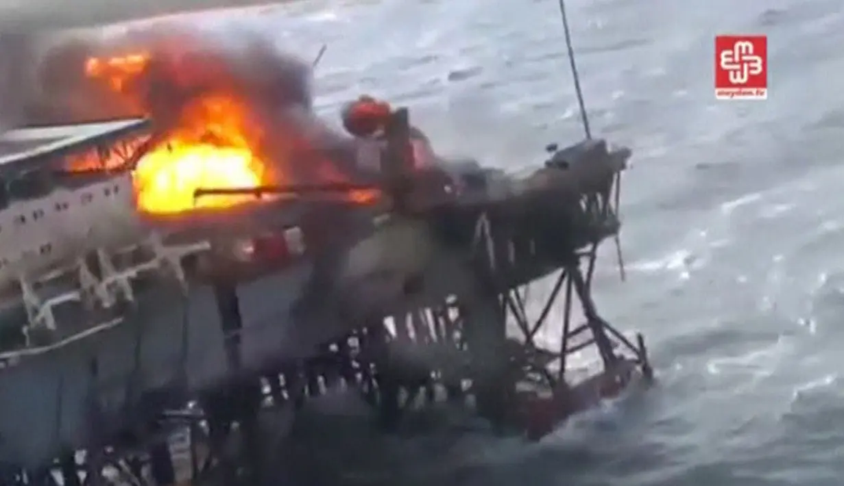 Sebuah gambar menampilkan suatu kilang minyak diatas laut yang terbakar di Laut Kaspia, Azerbaijan, (5/12).Menurut pihak terkait setempat peristiwa tersebut menewakan 32 pekerja. (Reuters)