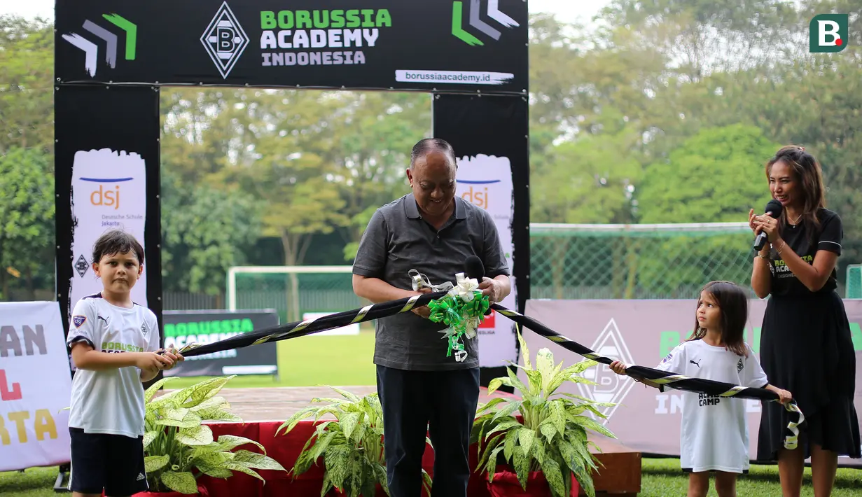 <p>Ketua Umum KONI, Marciano Norman melakukan potong pita saat Launching Borussia Academy di Deutsche Schule Jakarta, BSD, Tangerang, Sabtu (03/06/2023). (Bola.com/Bagaskara Lazuardi)</p>