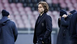 Pemain Timnas Italia, Riccardo Calafiori, berjalan di lapangan jelang pertandingan final playoff Piala Dunia 2026 melawan Bosnia-Herzegovina di Bilino Polje Stadium, Zenica, Rabu (1/4/2026) dini hari WIB. (AP Photo/Armin Durgut)