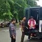 Jaksa di Kejari Kuansing mengantarkan tersangka korupsi lintasan atletik di Stadion Utama Sport Center ke Lapas Teluk Kuantan Kabupaten Kuansing. (Liputan6.com/M Syukur)