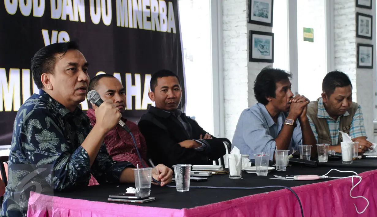 Anggota DPR RI Effendi Simbolon (kiri) memberikan paparan saat berdiskusi mengenai kisruh Freeport di Jakarta, Minggu (6/12/2015). Dialog tersebut bertema "Pembegal UUD dan UU Minerba Vs Papa Minta Saham". (Liputan6.com/Faizal Fanani) 