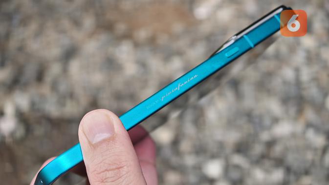 Sisi kiri bodi Infinix Note 60 Ultra Design by Pininfarina dengan ukiran dan tombol aksi. (Liputan6.com/ Yuslianson)
