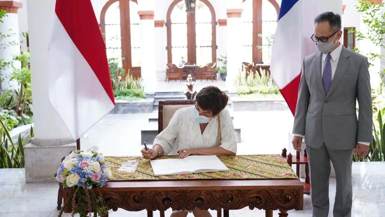 Wamenlu RI, Mahendra Siregar mengeratkan kerja sama dengan Menteri Kelautan Prancis, Annick Girardin dalam bidang maritim demi pembangunan ekonomi bersama.