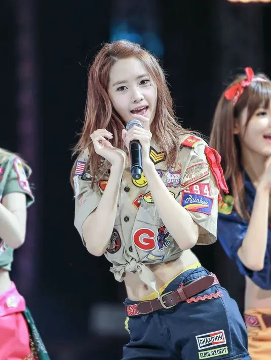 Saat mengenakan seragam pramuka, Yoona terlihat seksi. Apalagi perutnya yang rata terlihat jelas. (Foto: koreaboo.com)