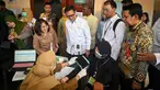 Menteri Kesehatan, Budi Gunadi Sadikin (tengah) berbincang dengan masyarakat di sebuah puskesmas pada hari pertama program Pemeriksaan Kesehatan Gratis (PKG) di Surabaya, Jawa Timur pada 10 Februari 2025. (JUNI KRISWANTO/AFP)