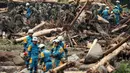 Petugas penyelamat melakukan operasi pencarian untuk orang hilang di Toho, prefektur Fukuoka, Jepang, Sabtu (8/7).  Di beberapa tempat di Jepang diramalkan diguyur curah hujan tinggi selama berjam-jam. (AFP PHOTO / JIJI PRESS)