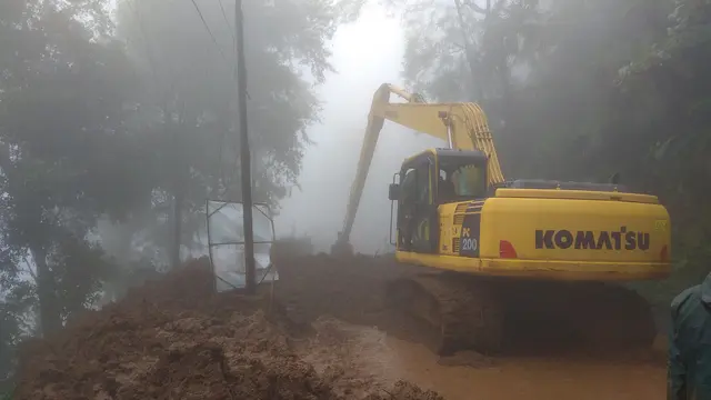 Longsor menutupi jalur Puncak, Bogor, Jawa Barat. (Liputan6.com/Achmad Sudarno)