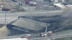 Sebuah ruas jalan layang ambruk pada Minggu pagi di Philadelphia setelah sebuah truk tangki terbakar. (WPVI-TV/6ABC via AP)