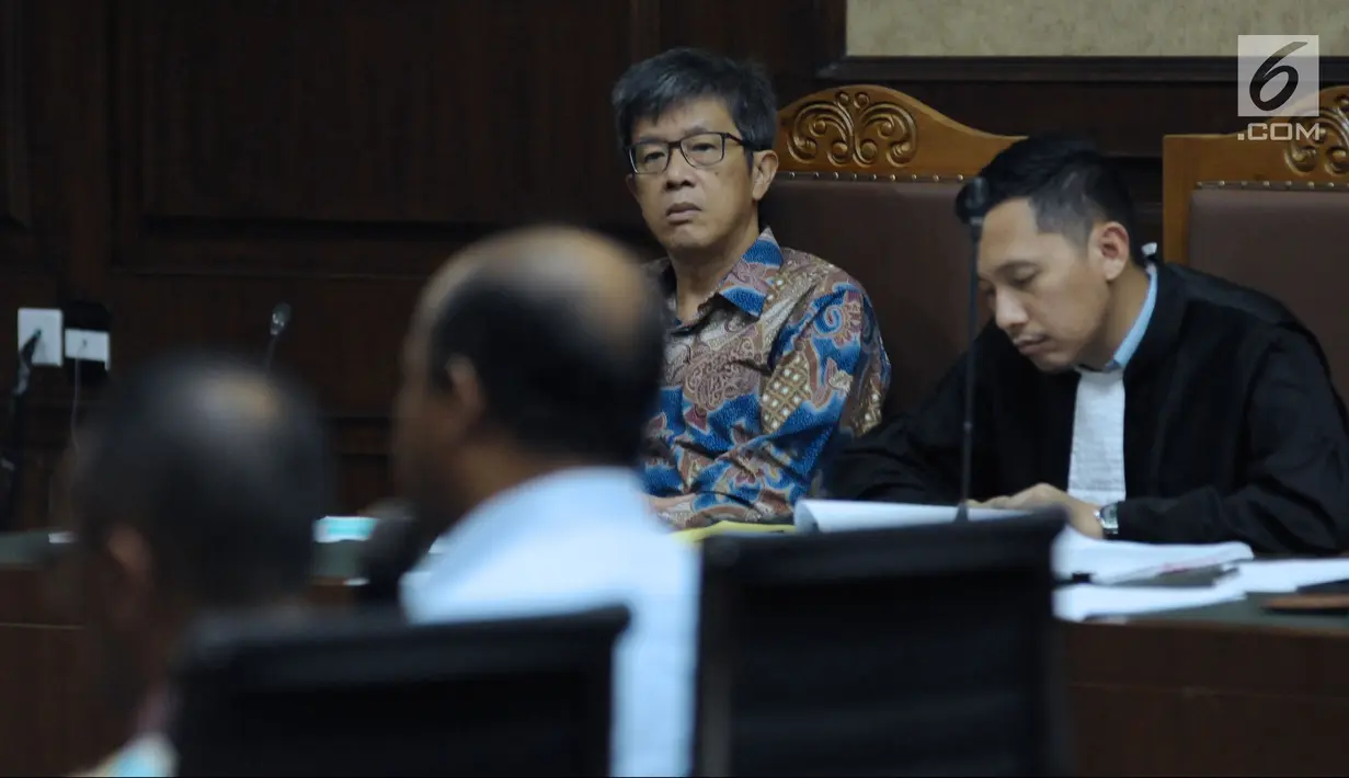 Mantan Dirut PT Quadra Solutions, Anang Sugiana Sudihardjo menyimak keterangan saksi pada sidang lanjutan dugaan korupsi pengadaan E-KTP di Pengadlian Tipikor, Jakarta, Kamis (26/4). Sidang mendengar keterangan saksi. (Liputan6.com/Helmi Fithriansyah)