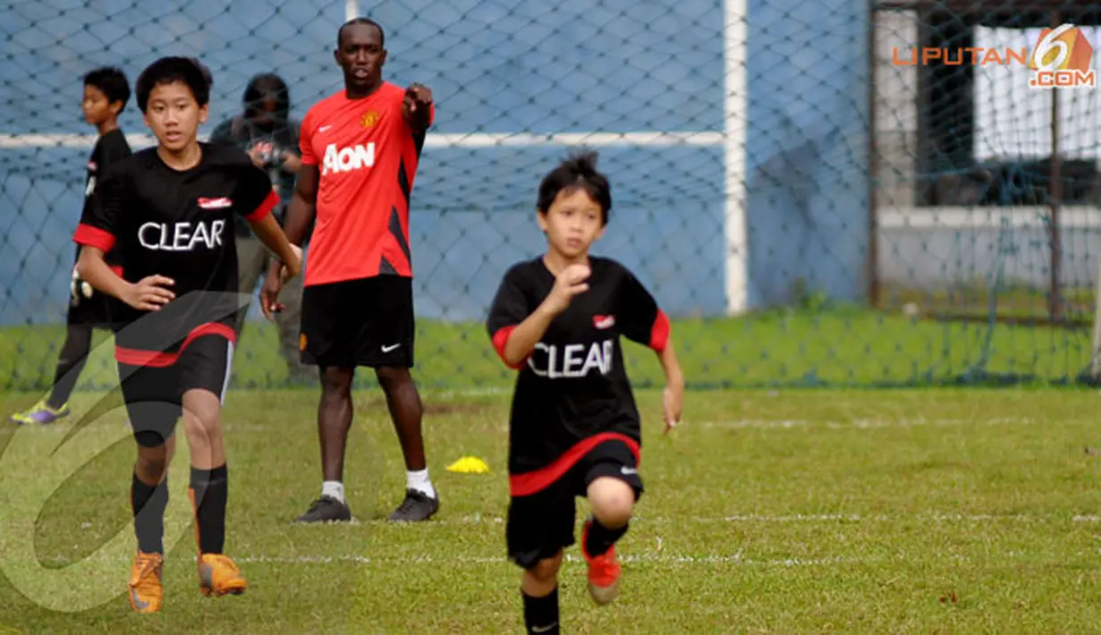 Legenda Manchester United Dwight Yorke memberikan arahan pada anak-anak SSB Asiop Apacinti yang mengikuti Training Camp Ayo Indonesia Bisa (Liputan6.com/Helmi Fithriansyah)