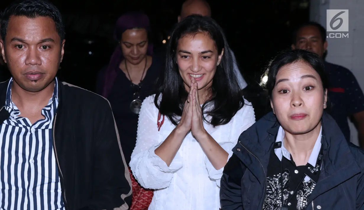 Artis yang juga anak Ratna Sarumpaet, Atiqah Hasiholan (tengah) bersiap menuju ruang Dirreskrimum Polda Metro Jaya, Selasa (23/10). Atiqah diperiksa sebagai saksi terkait berita hoaks penganiayaan Ratna Sarumpaet. (Liputan6.com/Helmi Fithriansyah)