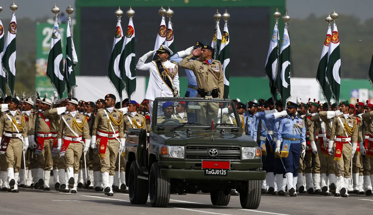 Pasukan Pakistan berbaris saat parade militer memperingati Hari Nasional Pakistan di Islamabad, Pakistan, Rabu (23/3/2022). Hari Nasional Pakistan menampilkan parade militer, unit tentara elite, dan persenjataan berteknologi tinggi. (Anjum Naveed)