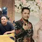 Momen acara lamaran komika Mamat Alkatiri dan kekasih. (Sumber: Instagram/praz_teguh/nafhafirah)