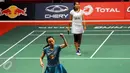 Pebulutangkis ganda putri Tiongkok, Zhao Yunlei mengangkat tangan saat melawan Greysia Polii/Nitya di Total BWF World Championships 2015, Jakarta, Sabtu (15/8/2015). Tian Qing/Zhao Yunlei unggul 21-8, 21-16. (Liputan6.com/Helmi Fithriansyah)