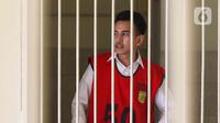Terdakwa kasus pelanggaran UU ITE Adam Deni berada dalam ruang tahanan Pengadilan Negeri Jakarta Utara, Selasa (7/6/2022). Adam Deni menjalani sidang lanjutan atas dugaan pelanggaran UU ITE yang beragendakan pembacaan nota pembelaan atau pledoi atas tuntutan 8 tahun penjara dari Jaksa Penuntut Umum (JPU). (Liputan6.com/Herman Zakharia)