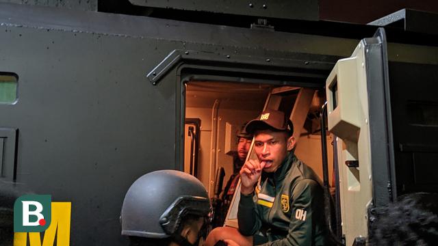 Ekspresi pemain Persebaya, Osvaldo Haay, di dalam rantis setelah final leg kedua Piala Presiden 2019.