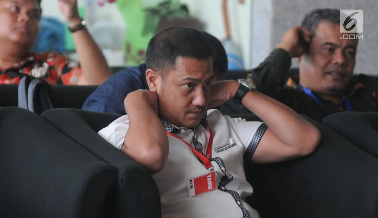 Pengusaha asal Aceh, Teuku Rafly Pasya berada di ruang tunggu sebelum menjalani pemeriksaan di Gedung KPK, Jakarta, Jumat (14/9). Mantan suami artis Tamara Bleszynski itu diperiksa sebagai saksi untuk tersangka PT Tuah Sejati. (Merdeka.com/Dwi Narwoko)