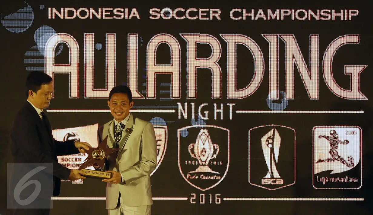Pemain Bhayangkara FC, Evan Dimas (kanan) menerima trophy pemain muda terbaik ISC 2016 pada malam penghargaan di Hotel Aryaduta Bandung, Minggu (8/1). Persipura tampil sebagai tim terbaik sekaligus juara ISC 2016. (Liputan6.com/Helmi Fithriansyah)