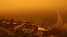 Pemandangan saat badai pasir menerjang Kota Diyarbakir di Turki, Jumat (19/1).  Terjangan badai pasir tampak mengubah langit jadi kuning dan menghalangi daya pandang. (AFP PHOTO / Ilyas AKENGIN)