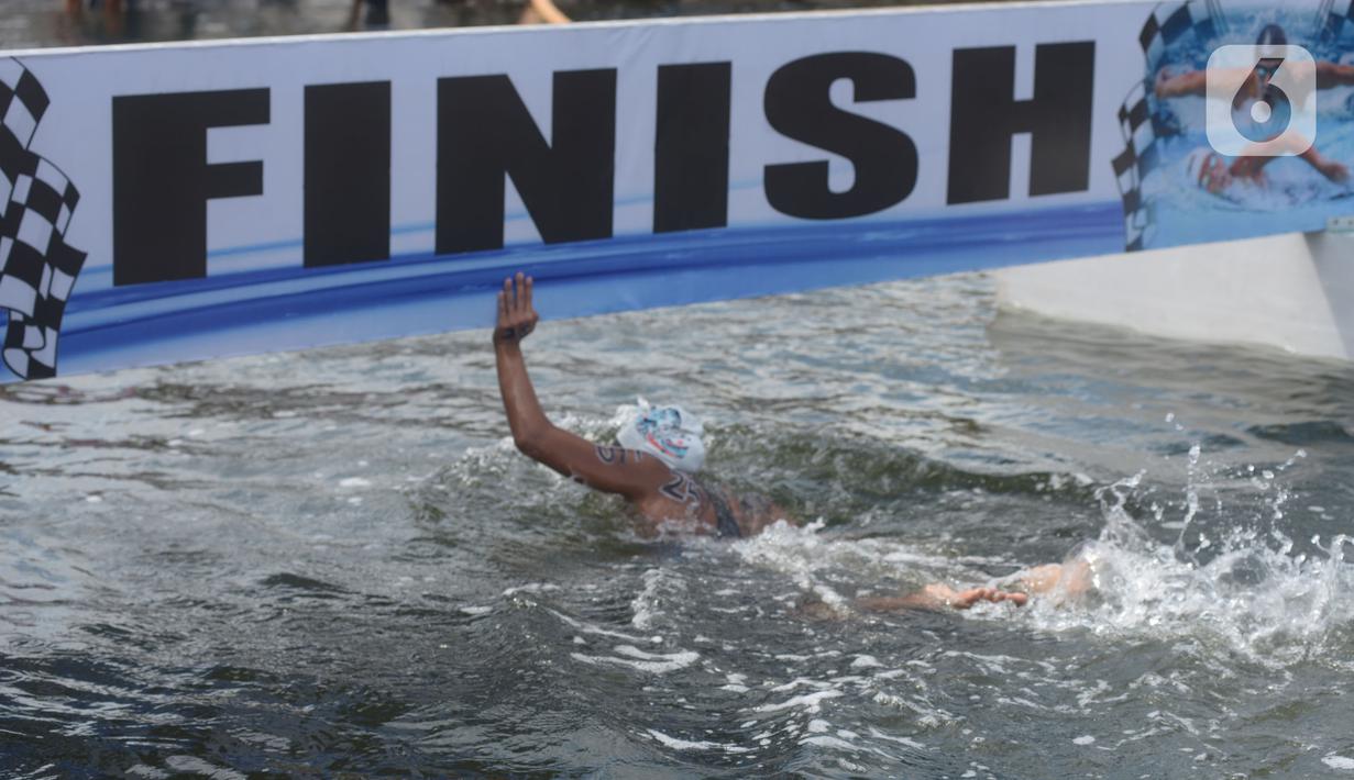 Peserta renang menyentuh papan finish pada Kasal CUP 2021 di Pantai Festival Ancol, Jakarta, Sabtu (27/11/2021). Kegiatan tersebut mempertandingkan berbagai jenis olahraga air seperti selam, renang, dayung, layar, jetski, dan ski air. (merdeka.com/Imam Buhori)