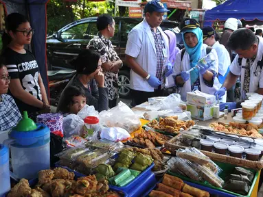  Pemerintah Kota Administrasi Jakarta Pusat bersama Badan Pengawas Obat dan Makanan (BPOM) melakukan inspeksi mendadak di pusat makanan berbuka puasa atau takjil di Bendungan Hilir, Jakarta, Jumat (10/6). (Liputan6.com/Gempur M Surya)