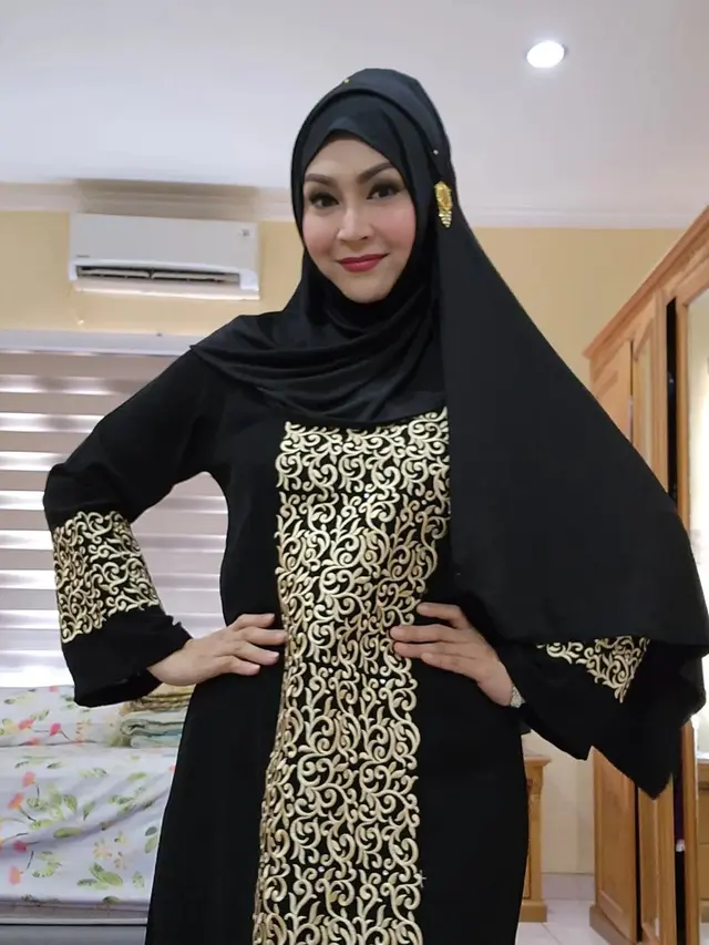 6 Potret Ratna Listy saat Pakai Hijab, Bikin Pangling