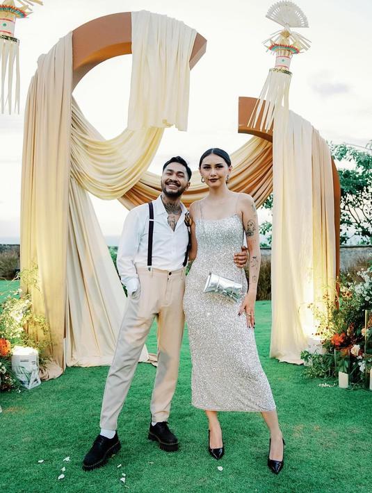 Dalam acara resepsi di Bali, Rizky Febian meminta Onadio untuk menjadi salah satu groomsmen-nya. Pria yang dikenal dekat dengan Habib Jafar itu tampil gagah dengan kemeja putih dan celana cokelat, kompak dengan groomsmen yang lain. Tak sendiri, Onad datang bersama sang istri, Beby Prisillia. (Liputan6.com/IG/@bebyleonardo)