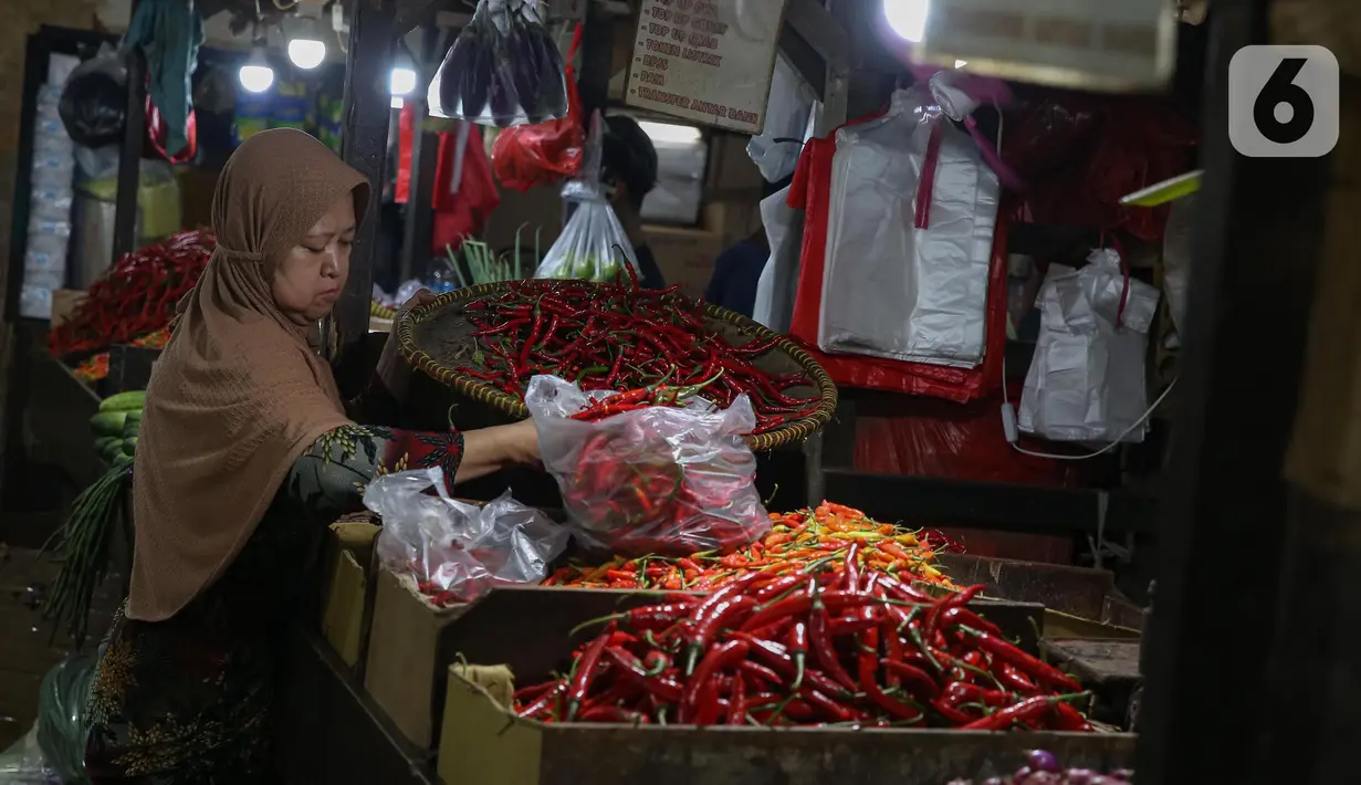 Pedagang tengah menata cabai merah di Pasar Senen, Jakarta, Rabu (26/2/2025). (Liputan.com/Angga Yuniar)