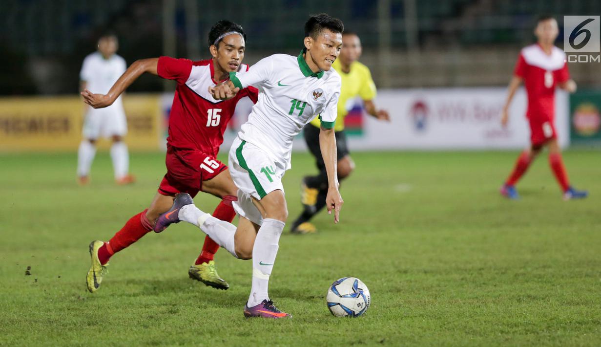 Pemain Timnas U-19 Indonesia Feby Eka Putra menggiring bola dengan kawalan Timnas U-19 Filipina dalam laga kedua Grup B Piala AFF U-18 di Thuwunna Stadium, Myanmar, Kamis (8/9). Feby Eka Putra telah mencetak 3 gol. (Liputan6.com/Yoppy Renato)