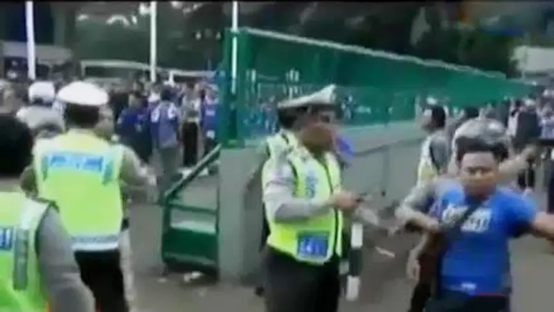 VIDEO: Bobotoh Persib Bentrok dengan Jakmania di GBK