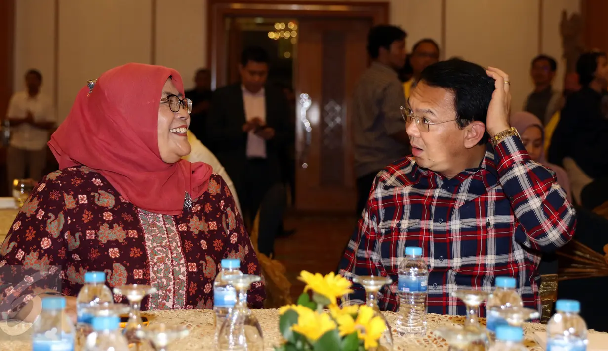 Cagub DKI Jakarta, Basuki Tjahaja Purnama (kanan) berbincang dengan salah satu peserta Urun Rembuk Iluni UI di Grand Sahid Jaya, Jakarta, Kamis (12/1). Urun rembuk berlangsung tertutup. (Liputan6.com/Helmi Fithriansyah)
